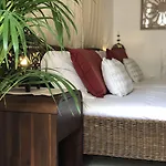 Breeze Boutique Guest Rooms, Marbella Couette-café
