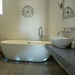 Breeze Boutique Guest Rooms, Marbella Couette-café