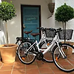 Breeze Boutique Guest Rooms, Marbella Couette-café Sitio de Calahonda