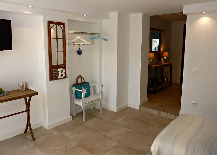 Breeze Boutique Guest Rooms, Marbella Couette-café 4*