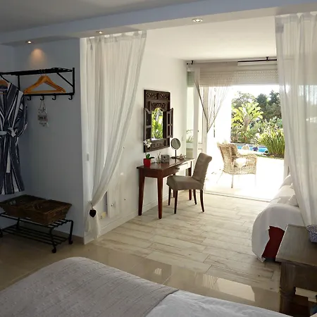 לינה וארוחת בוקר Breeze Boutique Guest Rooms, Marbella